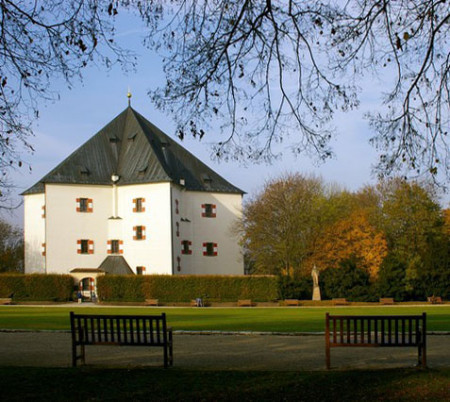 Letohrádek a Obora Hvězda